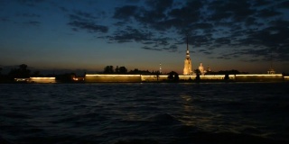 晚上在一艘游船上沿着涅瓦河游览圣彼得堡。
