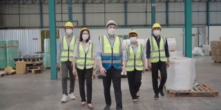 微笑自信的工人队伍站在仓库里
