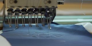数控缝纫机在纺织品上绣花
