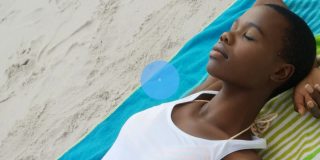 网络数字偶像对抗在海滩上睡觉的非裔美国女人