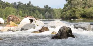 水在石头之间，石头在意大利北部的提契诺河