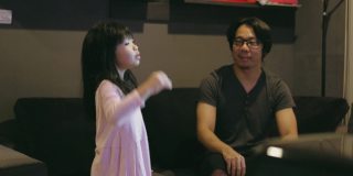 两代人家庭在一起看MV，唱一支歌舞片