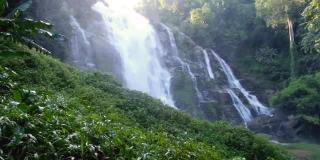 清迈美丽的梅雅瀑布在山上的雨季