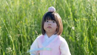 韩国国家儿童粉红服装上站着一个四岁的小女孩视频素材模板下载