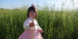 韩国国家儿童粉红服装上站着一个四岁的小女孩
