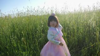 韩国国家儿童粉红服装上站着一个四岁的小女孩视频素材模板下载