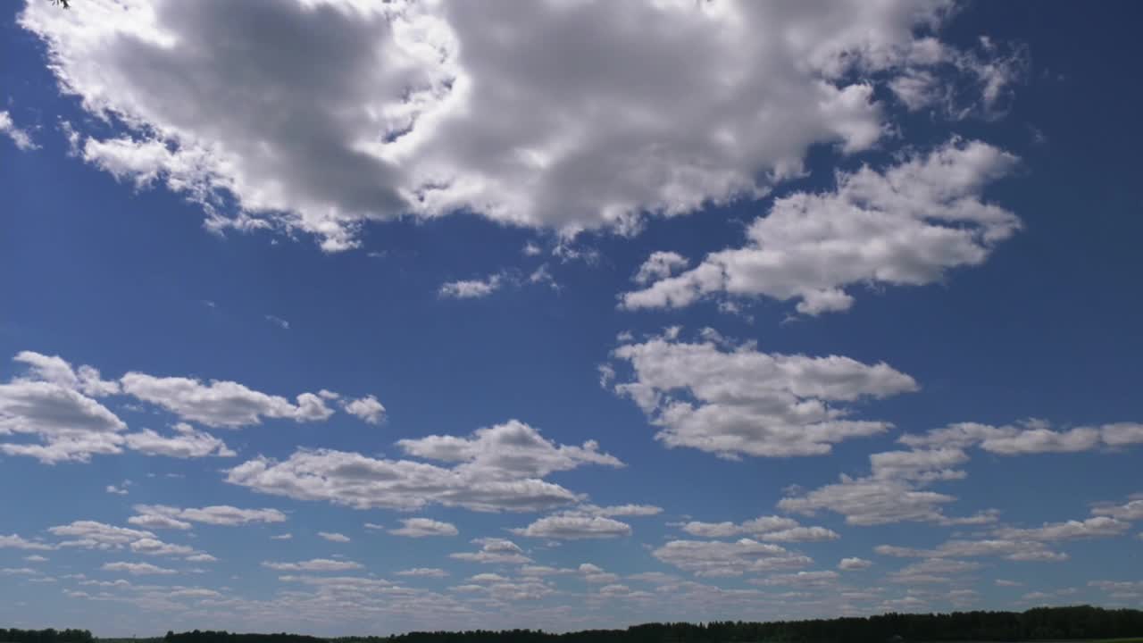 许多小白云在快速移动。视图从下面。间隔拍摄。