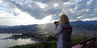 Lugano skyline的女摄影师