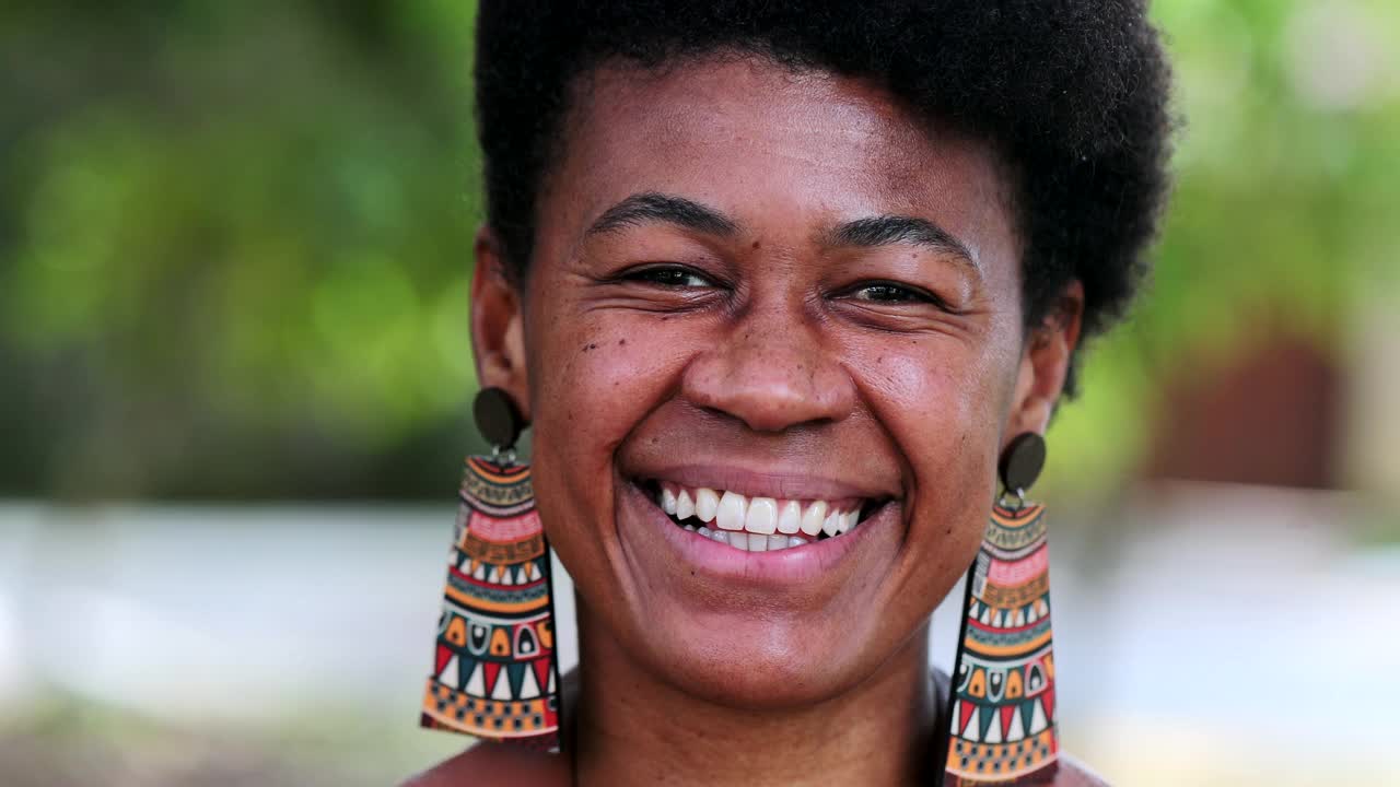 非洲女性肖像特写站在外面。快乐微笑的黑人女士