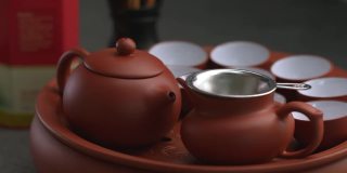 供准备饮用的中国古董茶。