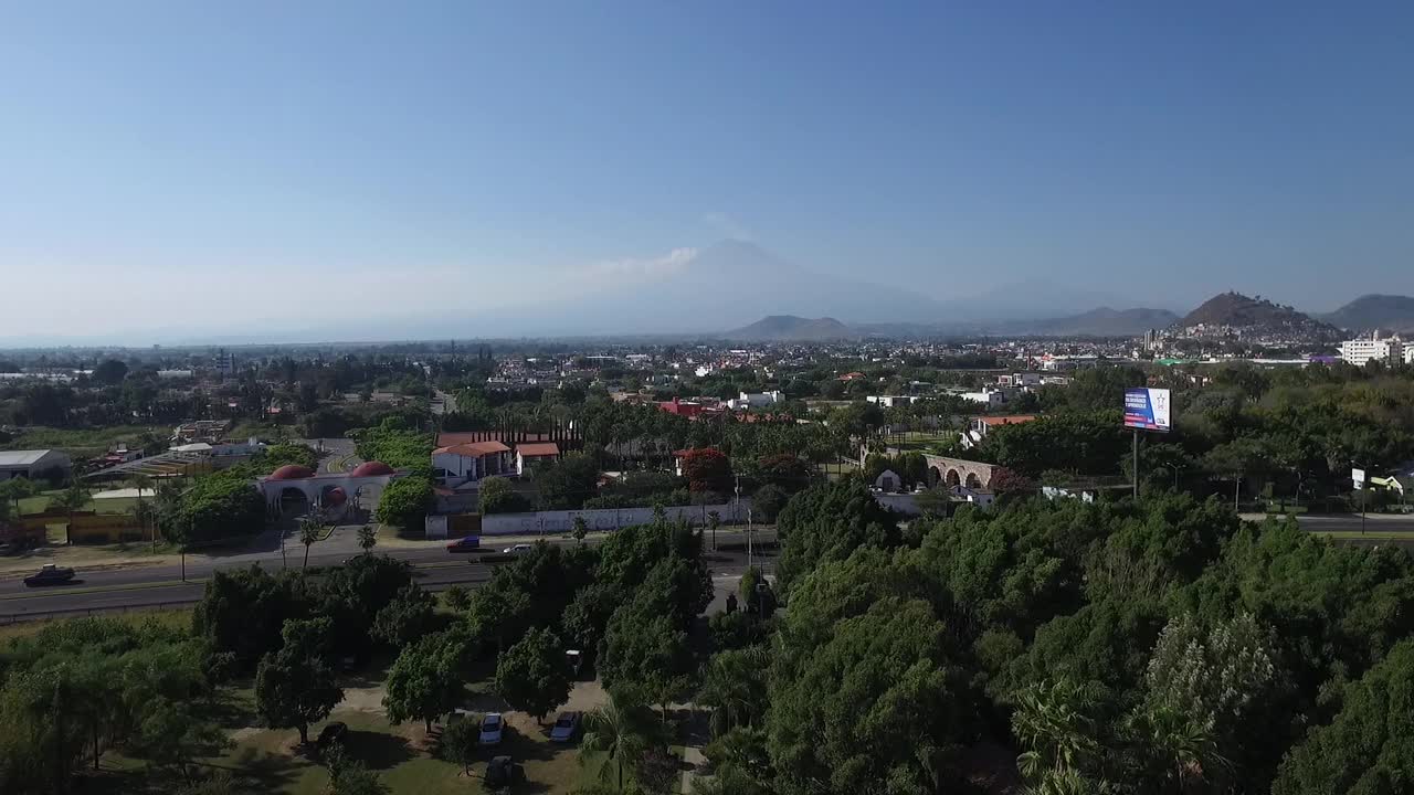 无人机小车在高速公路上，汽车通过，山脉和波波卡特佩特火山的背景