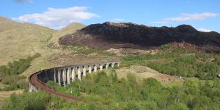 英国苏格兰高地威廉堡附近，詹姆斯二世党人蒸汽火车穿过格伦芬南高架桥的4k镜头