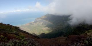 纳帕利海岸时间流逝。在夏威夷考艾岛，令人惊叹的时间流逝的照片，云层掠过绿色的山峰。从绿色山峰上俯瞰太平洋