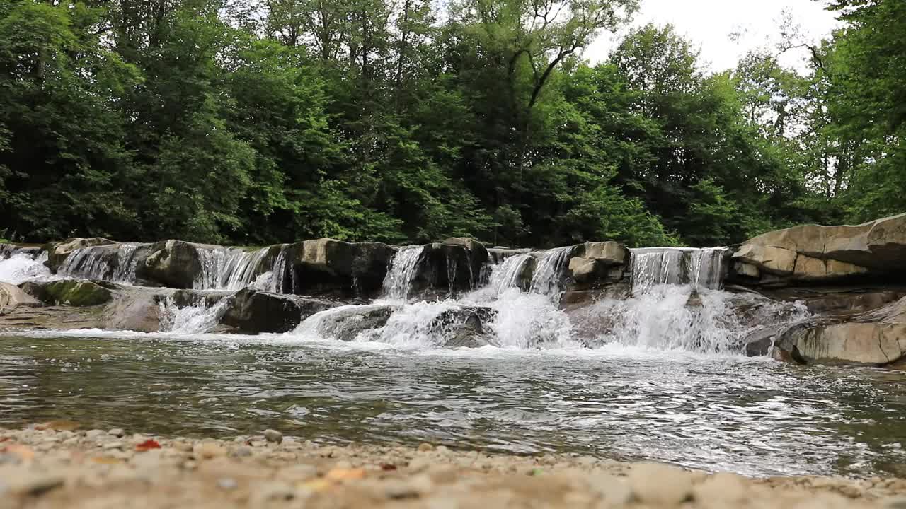 瀑布在山林中，喀尔巴阡山脉在乌克兰的野生自然。