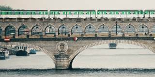 法国巴黎塞纳河上的贝西桥上的地铁雨景