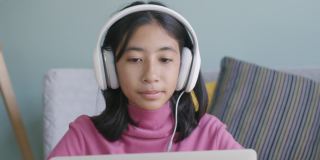 亚洲妇女视频通话通过互联网家教在电脑上与耳机笔记本电脑
