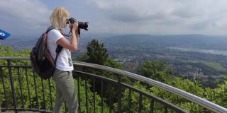 摄影师在苏黎世Uetliberg塔的天际线