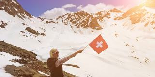 女游客在看瑞士国旗