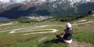 在瑞士，一名女子在做瑜伽莲花姿势
