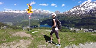 在瑞士徒步旅行的女背包客
