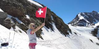 戴着瑞士国旗的女人