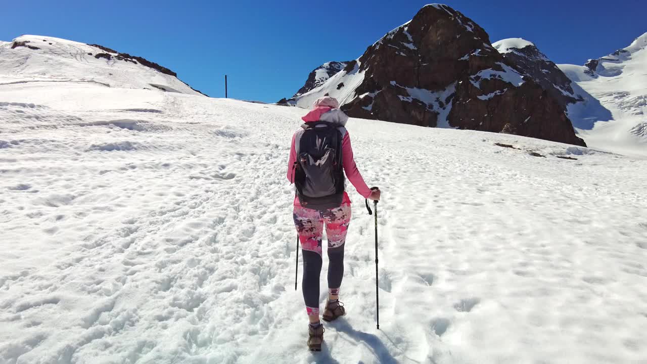 有登山杖的女人