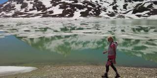 在瑞士白湖徒步旅行的女人