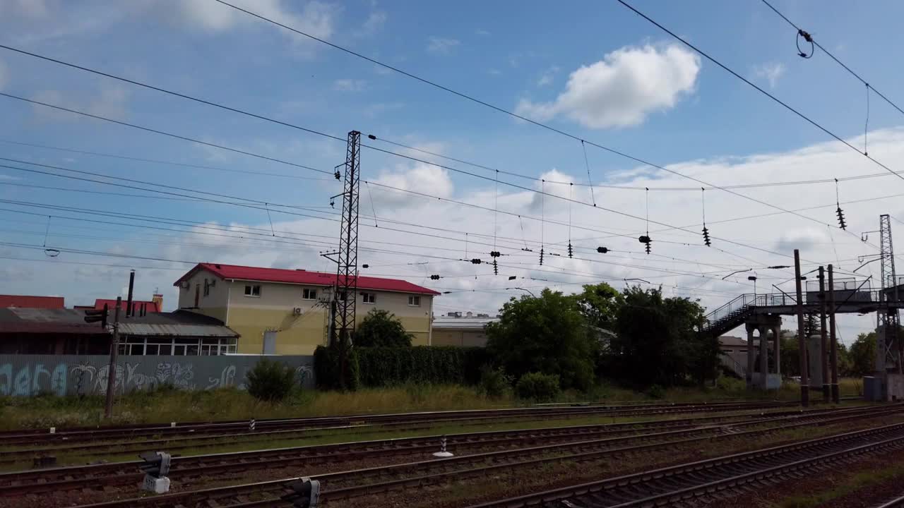 火车驶过火车站。