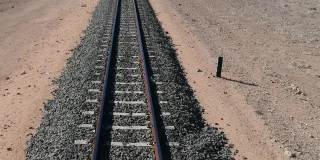 铁路蜿蜒穿过沙漠景观