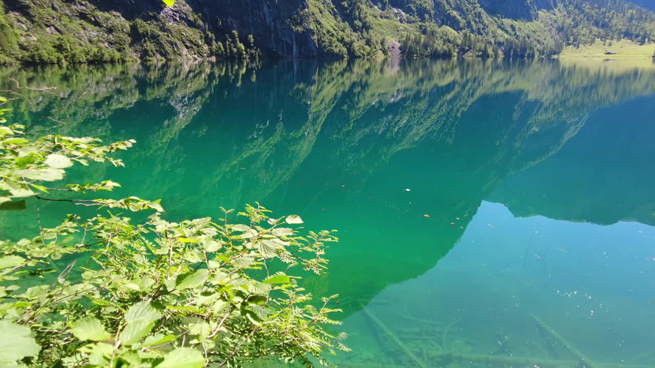 在贝希特斯加登的欧伯湖，一个阳光明媚的夏日