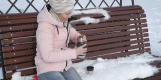 在冰冻的长凳上喝茶。