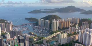 鸟瞰香港仔和水塘，这是香港南部著名的旅游景点。清晰的夏日。