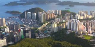 从空中俯瞰香港仔，这是香港南部著名的旅游景点。清晰的夏日。
