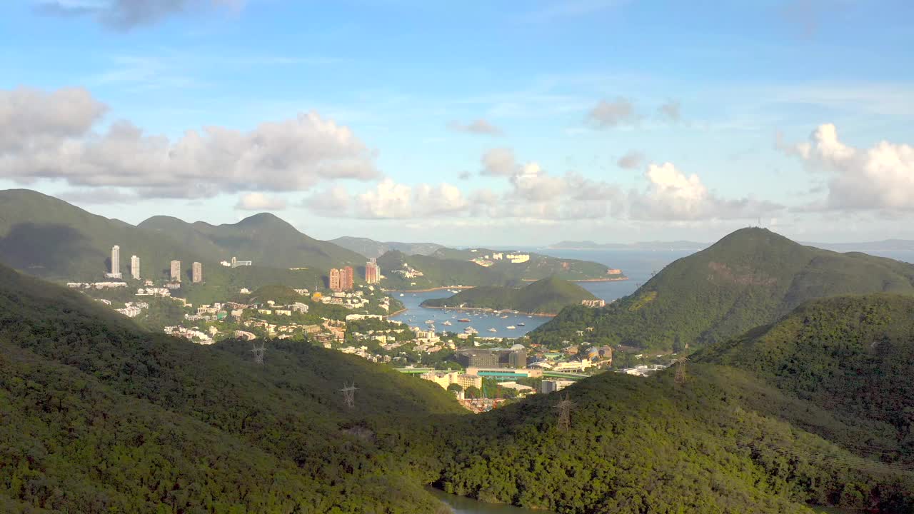 鸟瞰香港仔和水塘，这是香港南部著名的旅游景点。清晰的夏日。