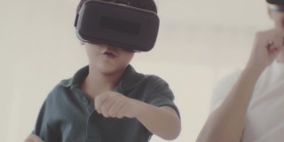幸福的家庭与VR头戴