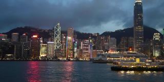 从香港维多利亚港眺望港岛的夜景