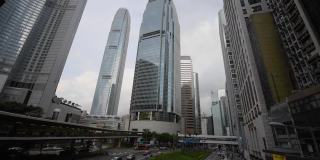 香港中区以其在港岛的金融和商业而闻名。