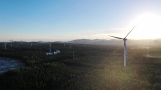 航拍日落时壮丽的风力发电场视频素材模板下载
