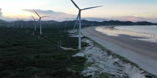 无人机拍摄的海滩上的风力发电场