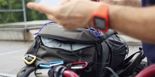 自行车手使用背包上的太阳能板为平板电脑充电。