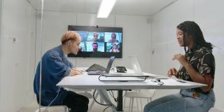 创业者通过视频电话会议进行交流