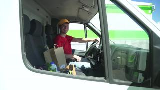 快递员坐在汽车沙龙的卡车和送食物的Spbd。肖像男微笑着看着镜头视频素材模板下载