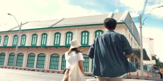 亚洲男女情侣在旅游景点散步