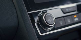 特写，按按钮打开汽车里的空调。