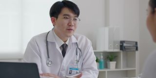 亚洲友好的医生在医院办公室谈论建议病人。