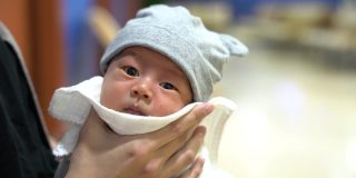 亚洲母亲给新生儿喂奶后打嗝