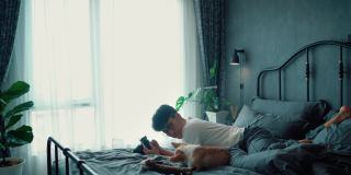 一个男人和他的狗在舒适的卧室里休息。