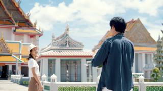 一对旅游夫妇在泰国著名景点拍照。视频素材模板下载