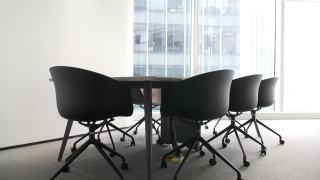 配备桌椅的现代化会议室视频素材模板下载