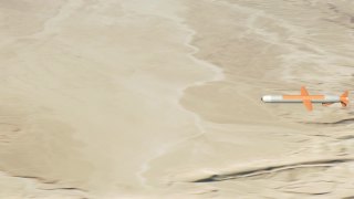发射巡航导弹飞过沙漠上空。视频素材模板下载